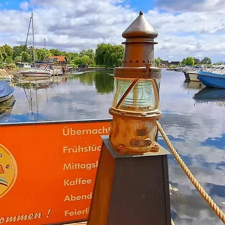 & Am Hafen Πανδοχείο Neukalen